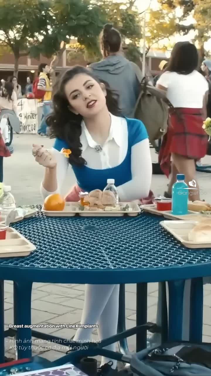 Khách hàng quốc tế vô cùng thích thú khi được tận tay bóc seal túi độn ngực trước khi nâng cấp vòng 1.