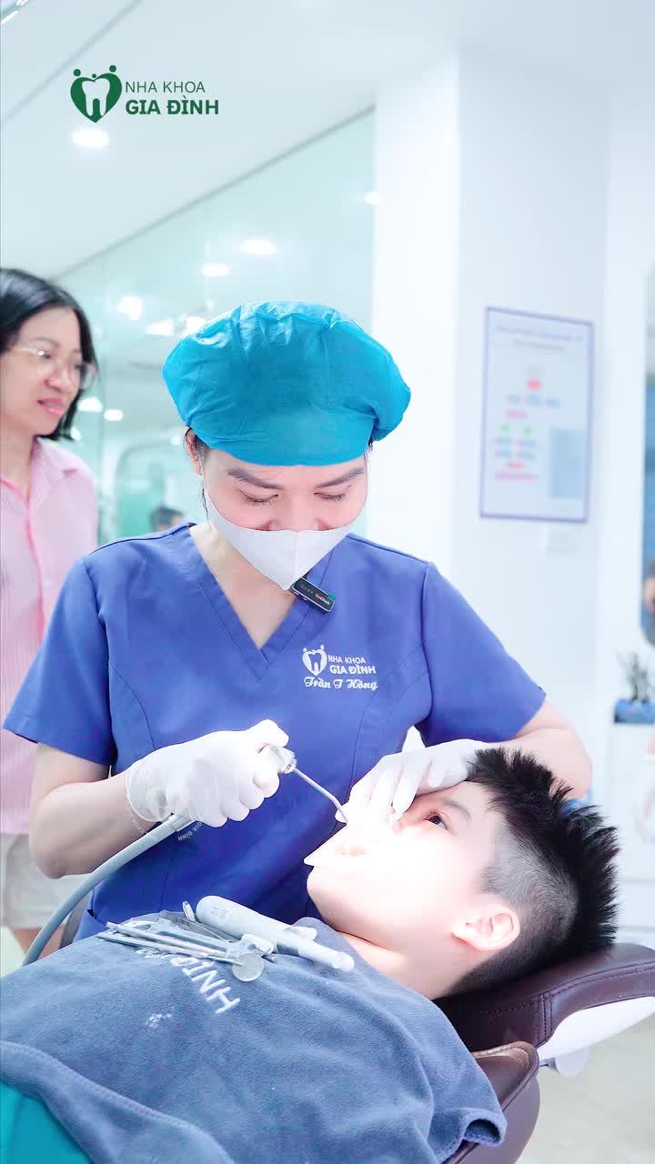 BÁC SĨ TRẦN HỒNG NIỀNG RĂNG CHO BẠN KHÁCH NAM SINH NĂM 2013