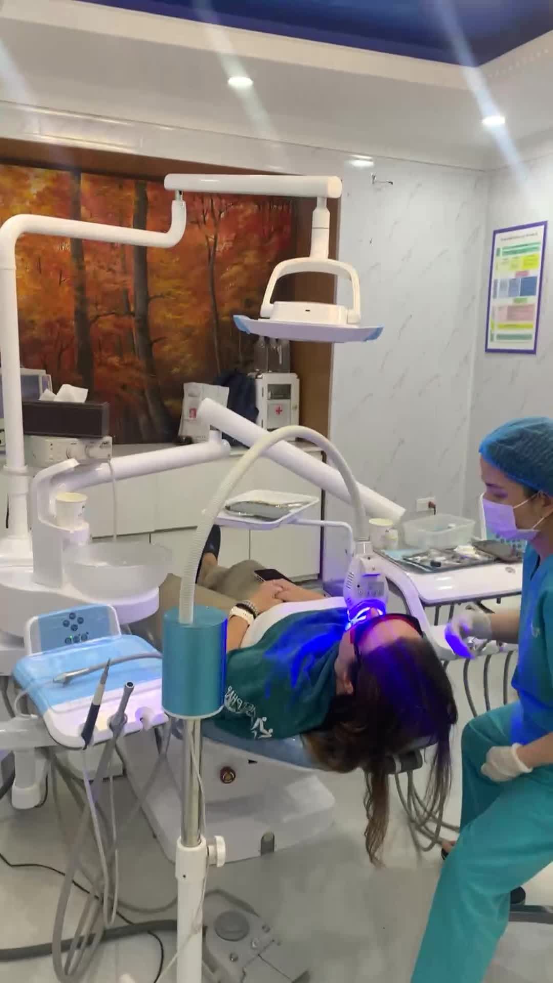 Quá trình tẩy trắng răng không ê buốt của vị khách nước ngoài