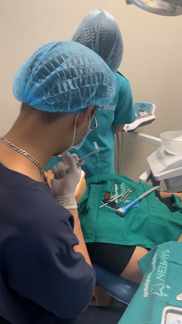 Cận cảnh quá trình dán 16 răng sứ Veneer Emax