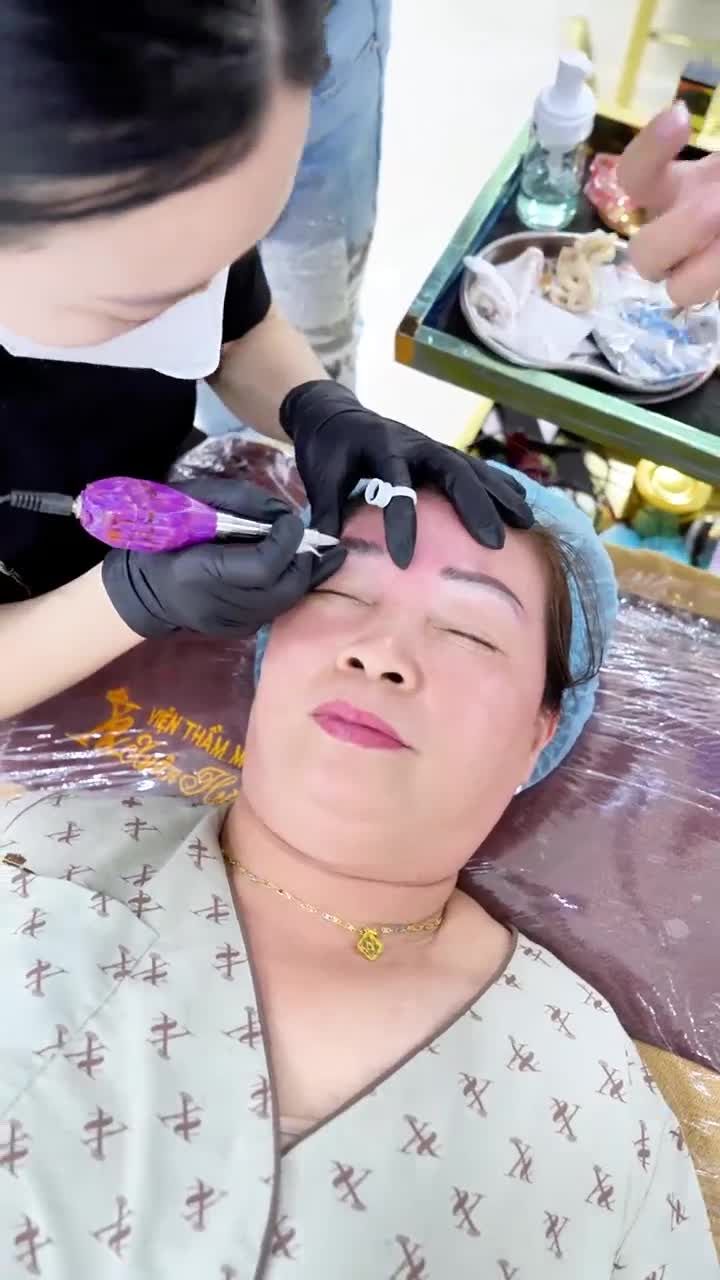 CHỦ TỊCH XUÂN HƯƠNG TƯ VẤN VÀ CHIA SẺ TÌNH TRẠNG CỦA KHÁCH HÀNG U50 ĐẾN VTM XUÂN HƯƠNG ĐỂ THỰC HIỆN DỊCH VỤ NÂNG CUNG MÀY