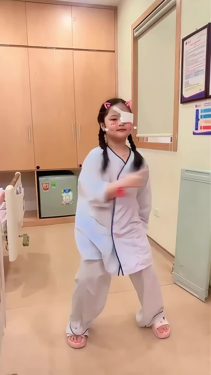 Sau phẫu thuật sụp mí, em bé hồi phục rất tốt, không quấy khóc và không đau như những lo lắng ban đầu của bố mẹ.