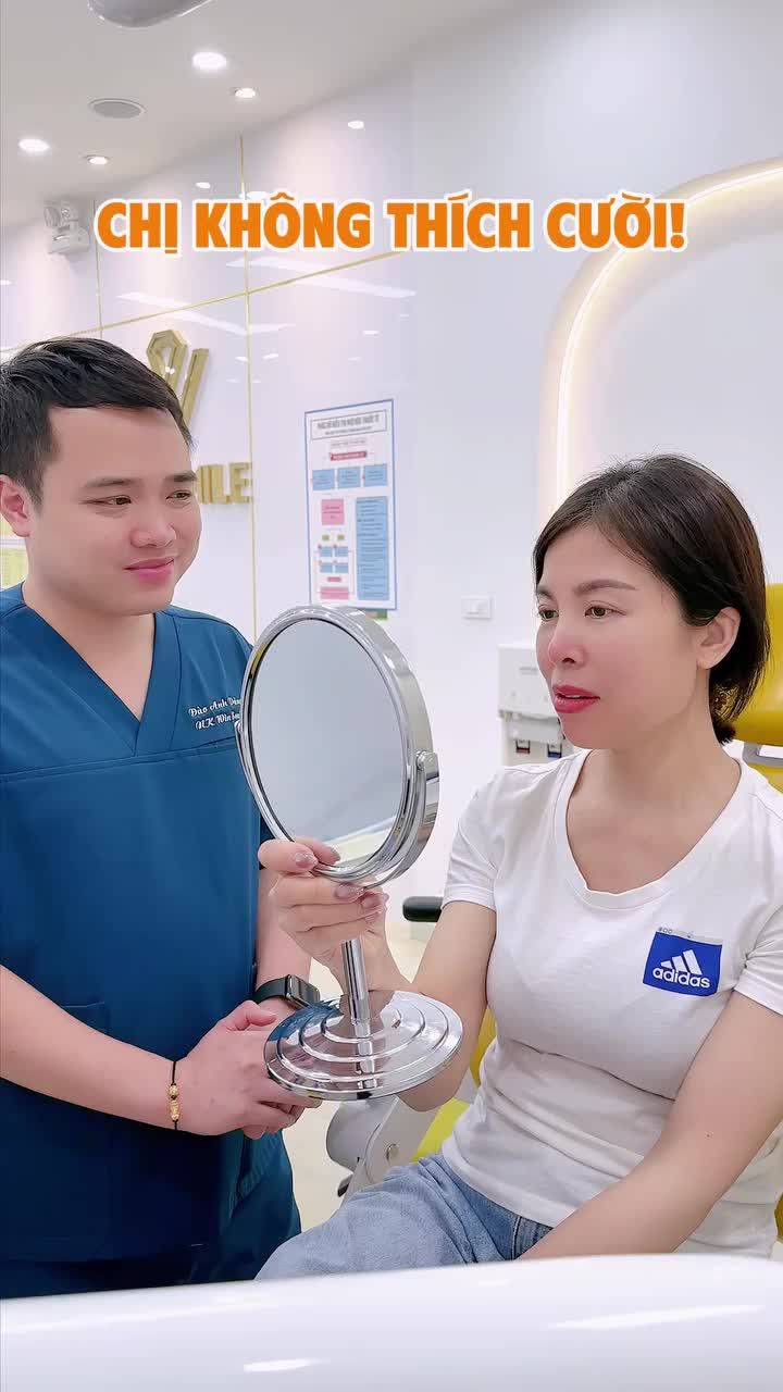 "Nụ cười cũ toàn răng là răng, cứ như 1 tảng sứ..."