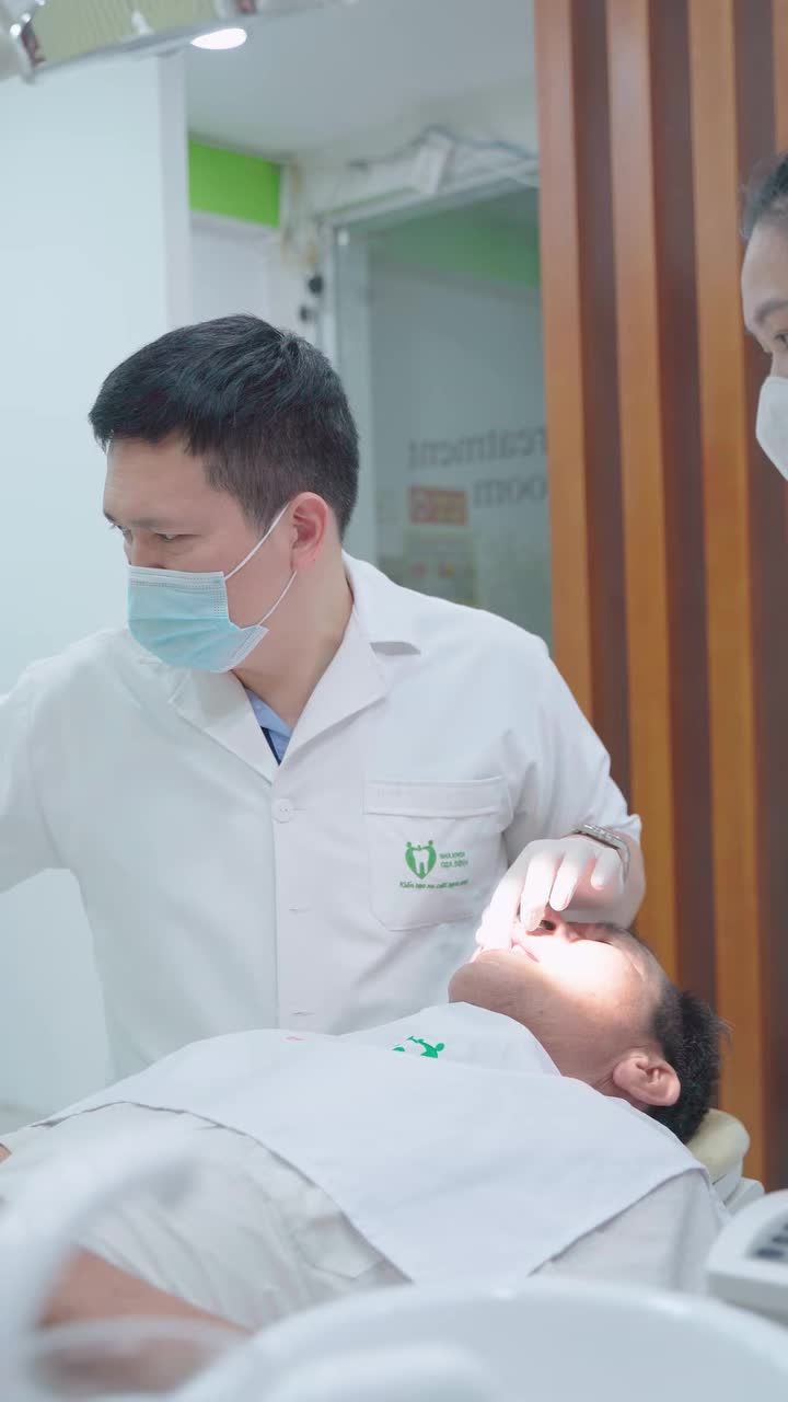 CẬN CẢNH LẮP RĂNG TOÀN HÀM TRÊN IMPLANT CHO CHÚ KHÁCH HÀNG