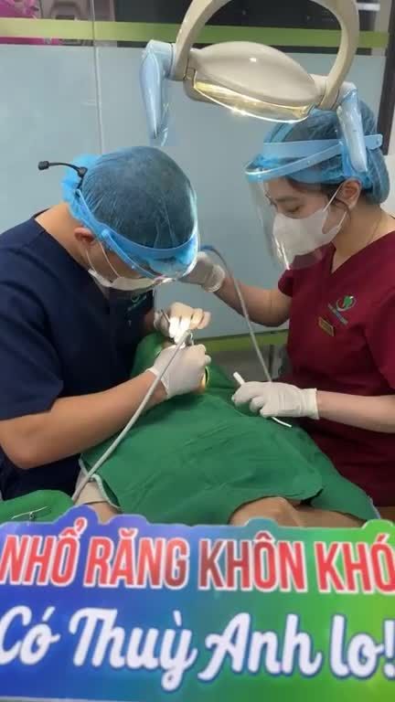 Ca nhổ răng khôn số 28 mọc lệch má ; 38 mọc lệch 90 độ gây đau nhức, khó chịu cho khách hàng tại cơ sở Phổ Yên