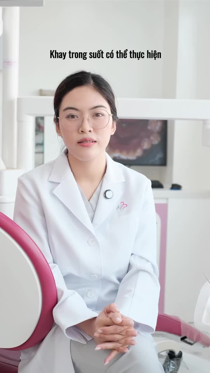 RĂNG CHEN CHÚC NẶNG CÓ NIỀNG KHAY TRONG SUỐT ĐƯỢC KHÔNG?