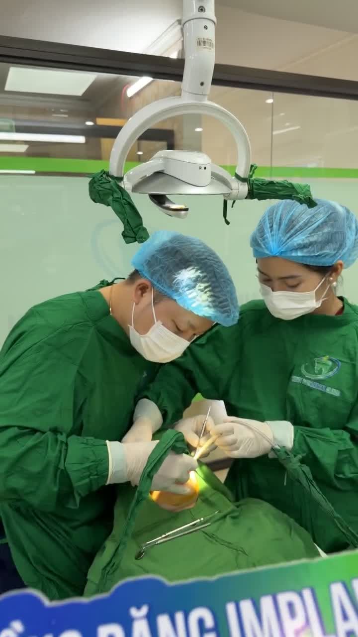 Cận cảnh ca cấy implant khôi phục răng 36 bị mất cho bạn Thuý Liên.