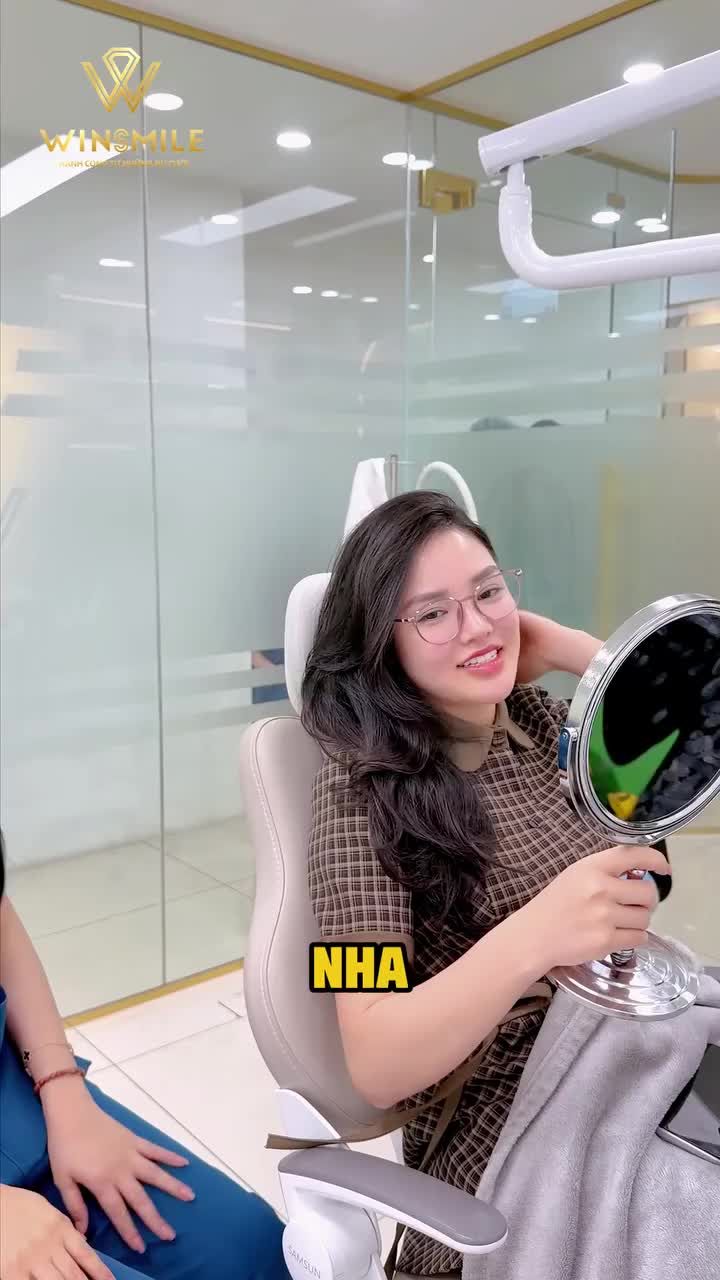 Việc sửa lại bộ răng sứ cũ luôn là một thử thách lớn, khách hàng khi ấy không chỉ mong đợi một kết quả thẩm mỹ hoàn hảo hơn, mà cái họ cần nhất chính là sự an tâm tuyệt đối và một người đồng hành đủ kiên nhẫn.