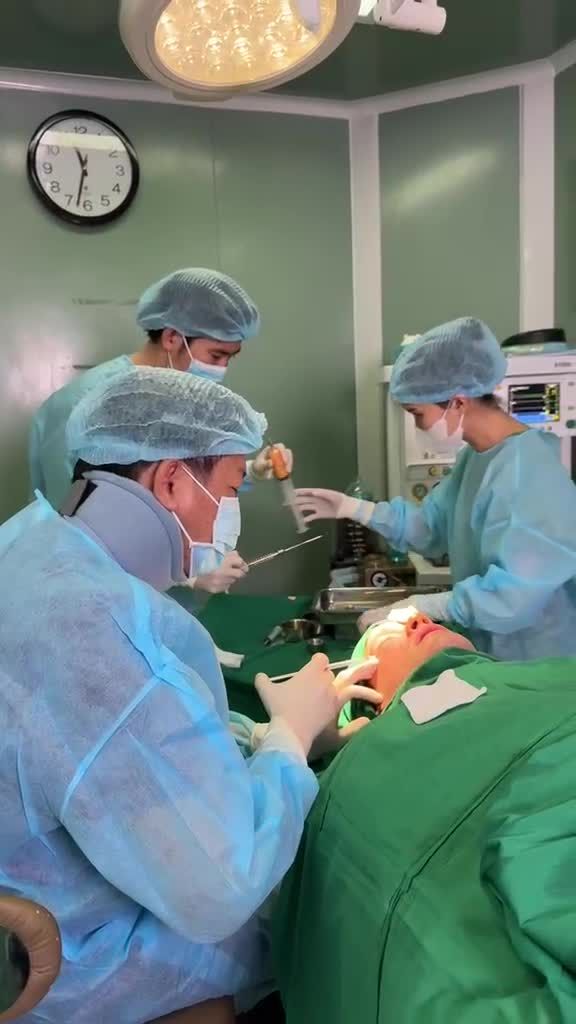 quá trình Bác sĩ Tú Dung CẤY MỠ MẶT + MIDFACE 3 IN 1 trẻ 20 tuổi cho U50 người Mỹ