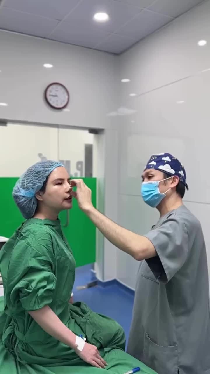Ekip Dr Vũ Quang đã có mặt tại Sài Gòn. Chị em sẵn sàng làm đẹp đón hè thôi