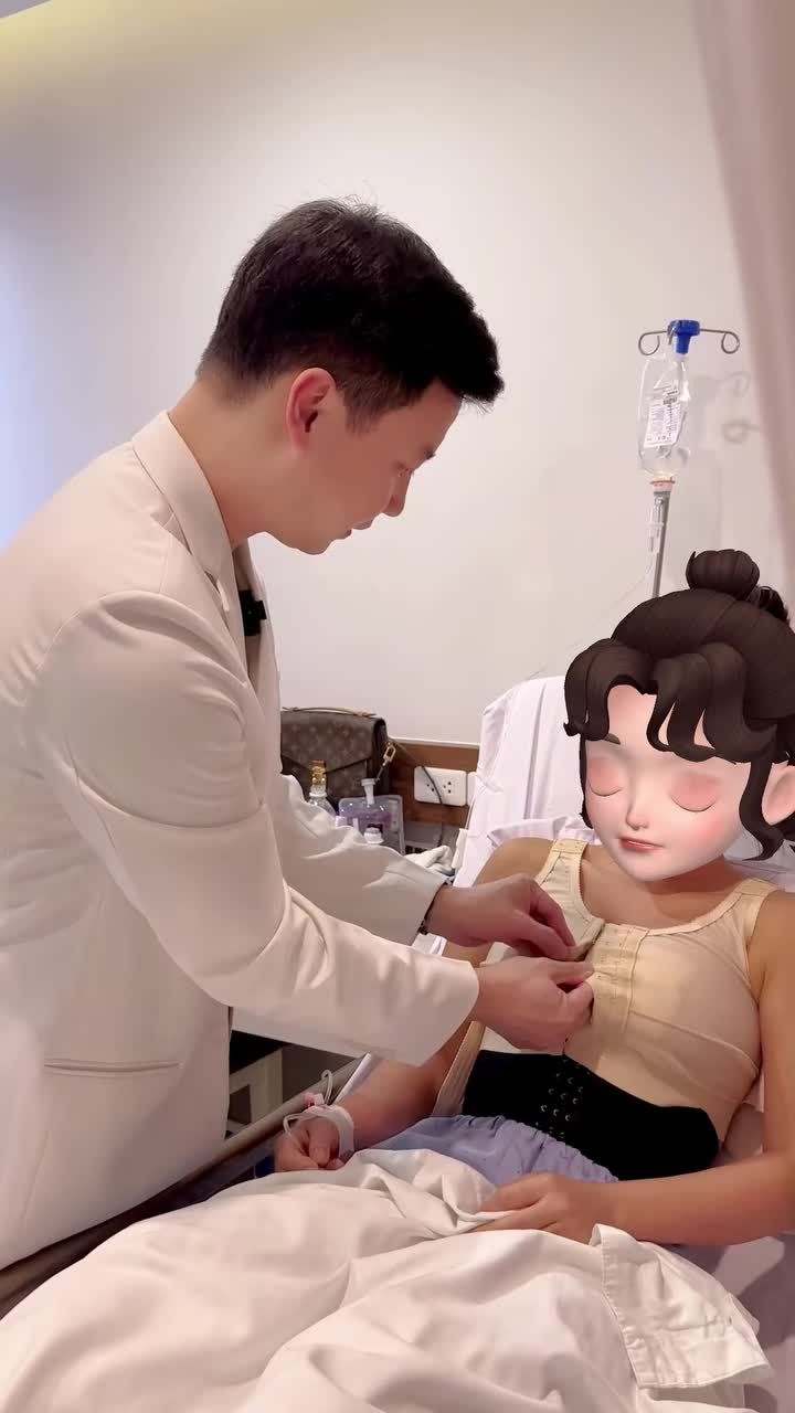 Sau mỗi ca nâng cấp V1, mỗi khách hàng đều được trực tiếp tái khám cùng Ts.Bs Minh Phạm để kiểm tra tình trạng sau phẫu phuật và theo dõi quá trình hồi phục