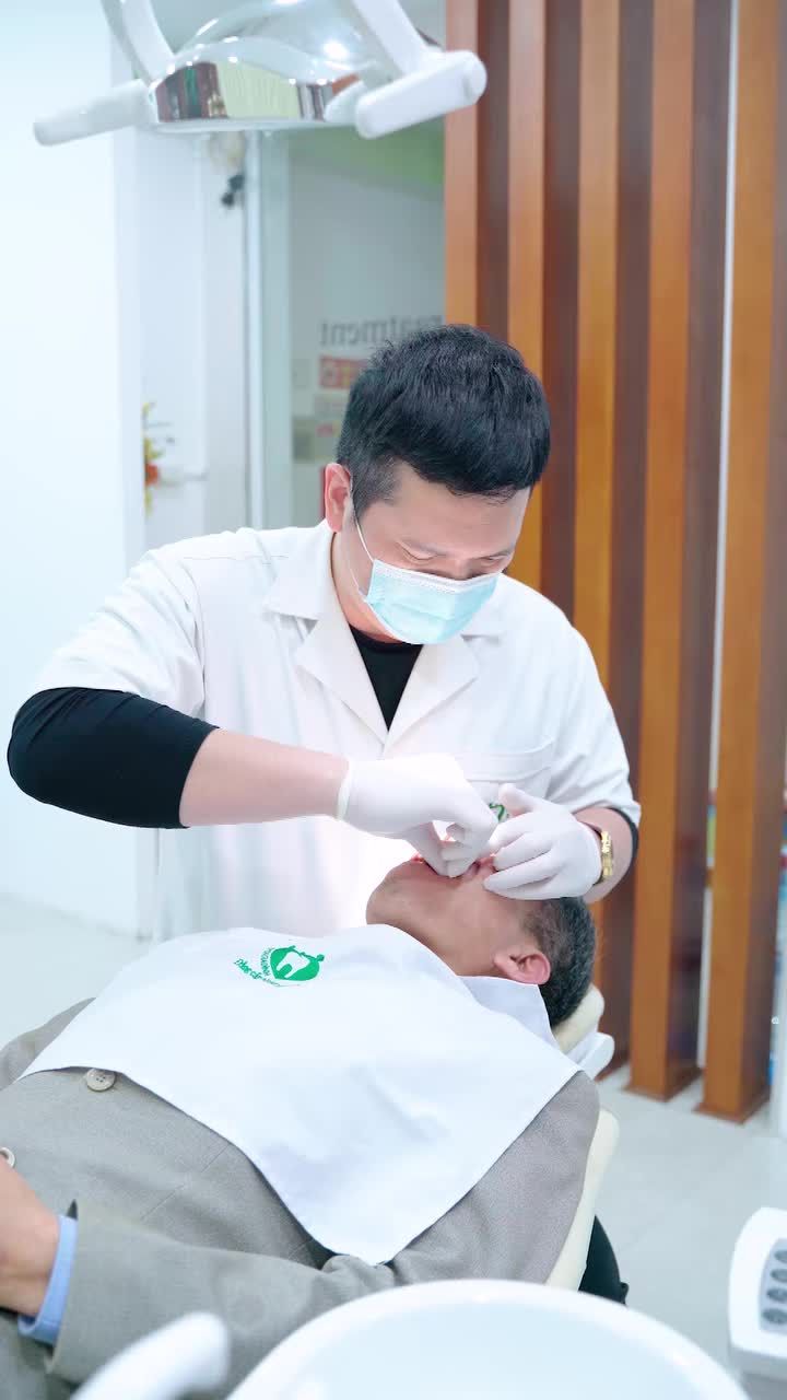 Tiếp nối hành trình phục hồi răng mất bằng Implant, Nha khoa Gia Đình tiếp tục chia sẻ đến cô chú, anh chị một ca lắp răng trên Implant được thực hiện tại cơ sở số 20 Tô Hiến Thành, Hai Bà Trưng, Hà Nội.