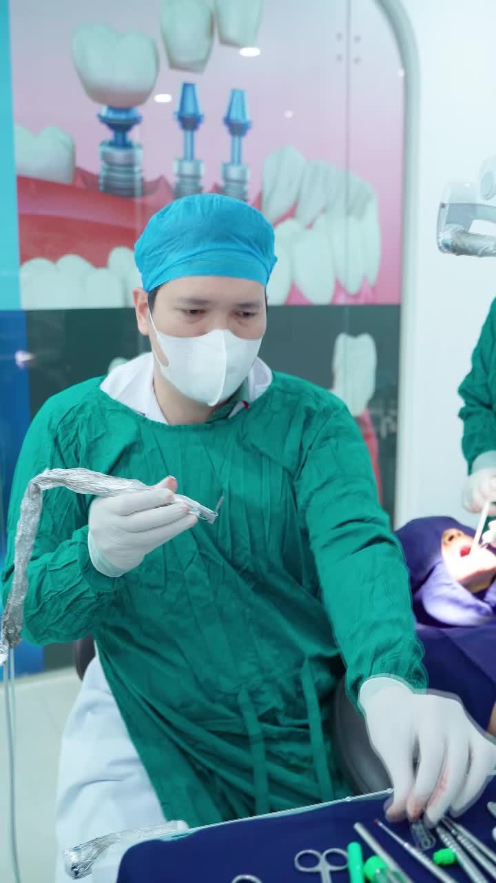 Mất răng toàn hàm là nỗi bất tiện lớn trong sinh hoạt hằng ngày của nhiều cô chú, anh chị.