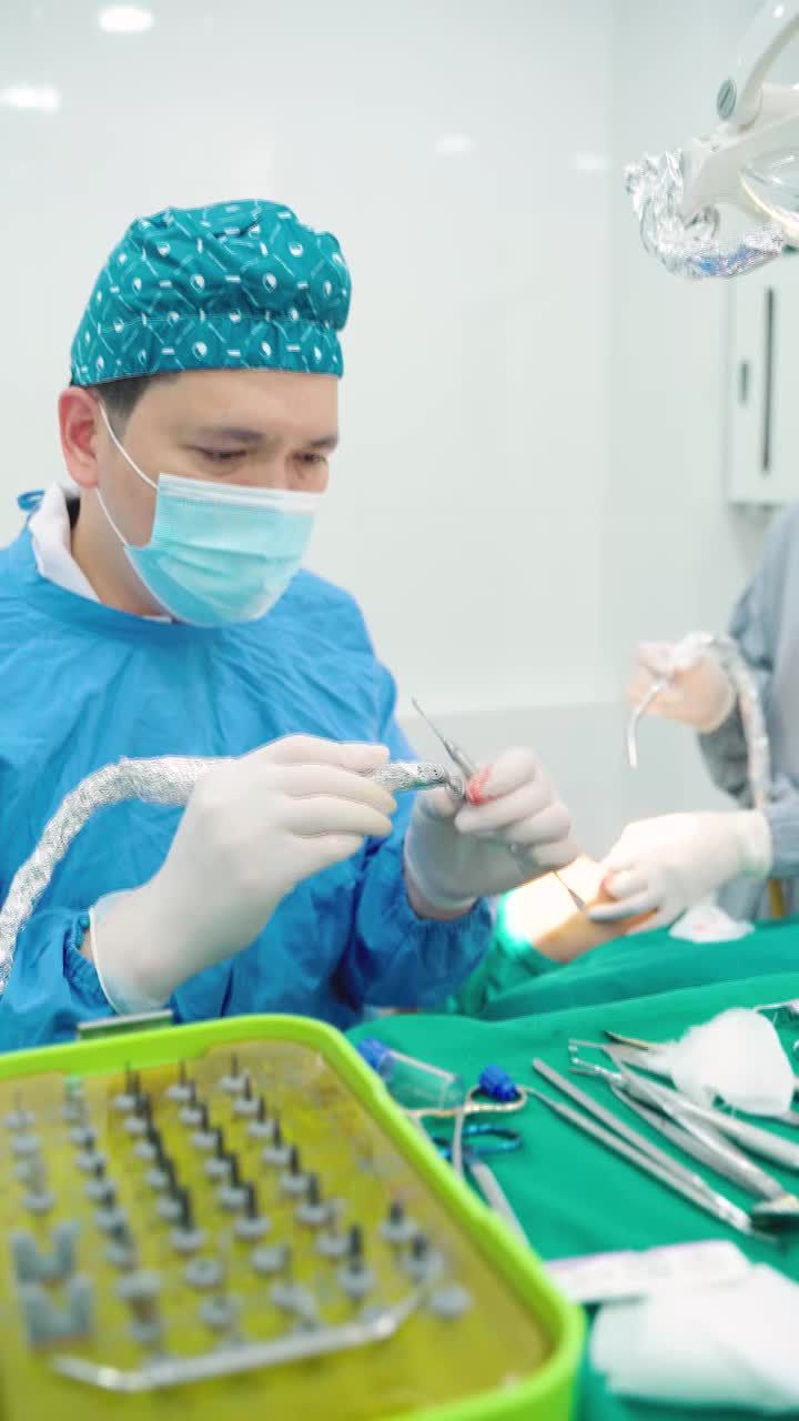 Mất răng toàn hàm trên khiến việc ăn nhai của chú Ánh trở nên khó khăn, đồng thời ảnh hưởng không nhỏ đến sự tự tin khi giao tiếp hằng ngày.