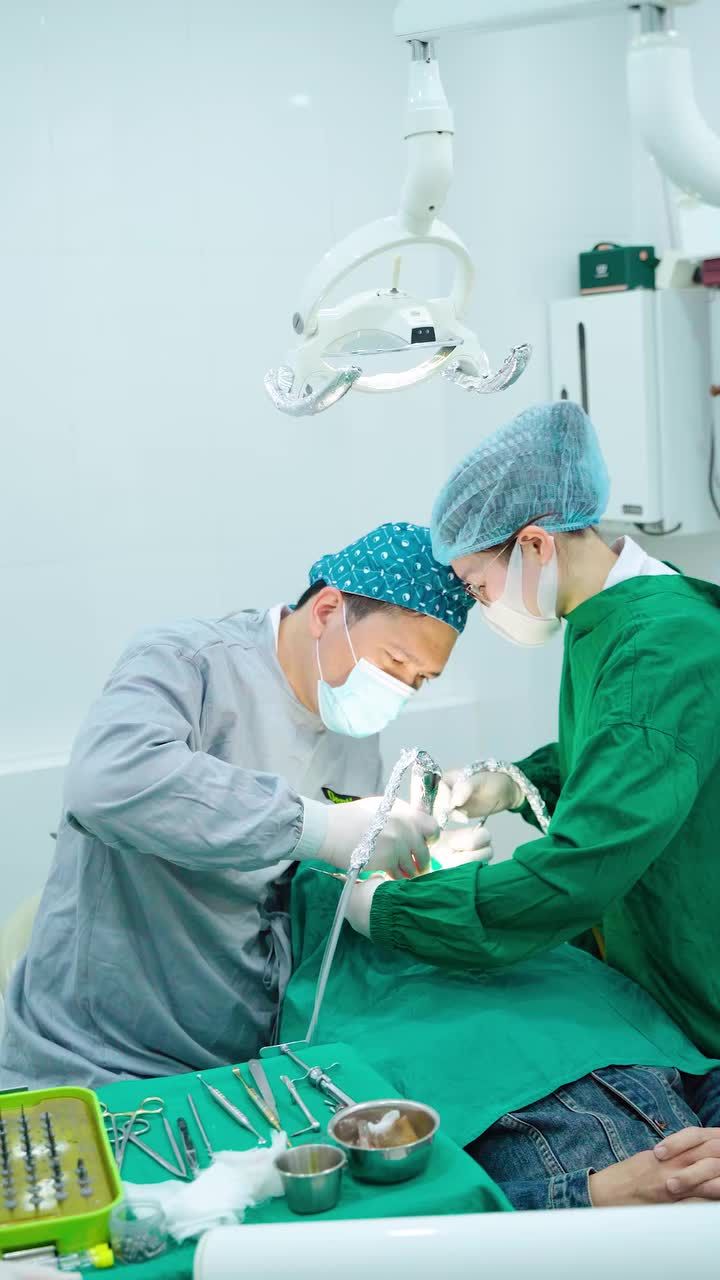 CẤY GHÉP IMPLANT CHO KHÁCH HÀNG MẤT NHIỀU RĂNG 2 HÀM