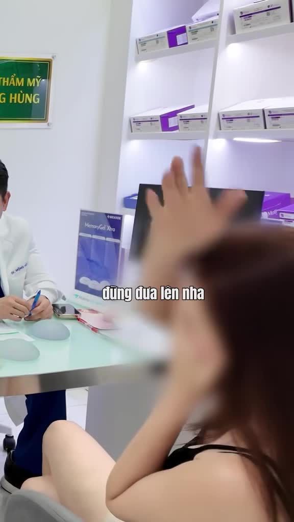 Hai chị em rủ nhau đi nâng cấp V1