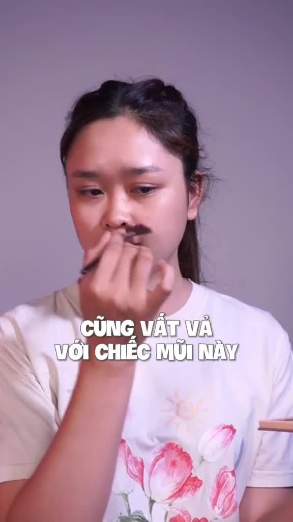 Makeup giúp mũi nhìn bớt tẹt được đó, nhưng ngày nào cũng “vẽ” thì hơi mệt Chuyên viên makeup còn chọn nm luôn mà.
