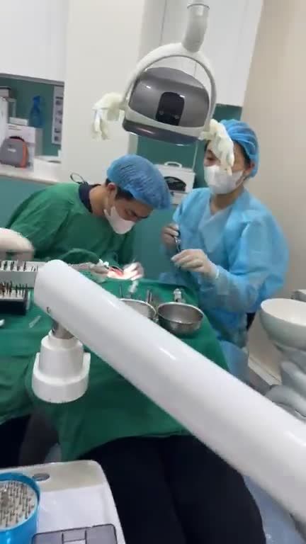 Bác sĩ đang thực hiện ca cắm implant cho khách hàng việt kiều Đức