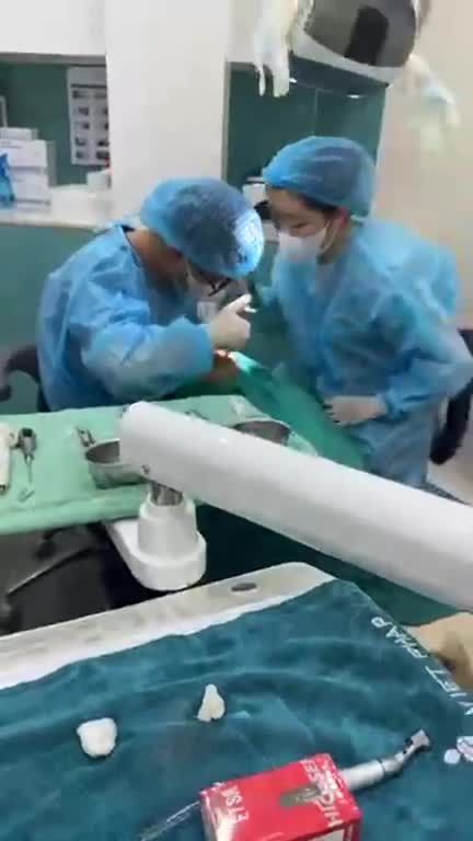 ác sĩ đang thực hiện 1 ca nhổ và cắm implant tức thì cho khách hàng  sinh năm 1991 đến từ Hà Nội