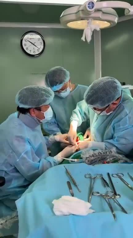 NÓNG: Bác sĩ Tú Dung CẮT XƯƠNG DỜI HÀM TRÊN + TRƯỢT CẰM xoá hô cho Việt kiều Singapore U50