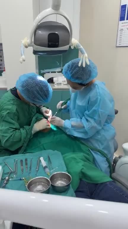 CẤY IMPLANT CHO KHÁCH HÀNG TUỔI TRUNG NIÊN
