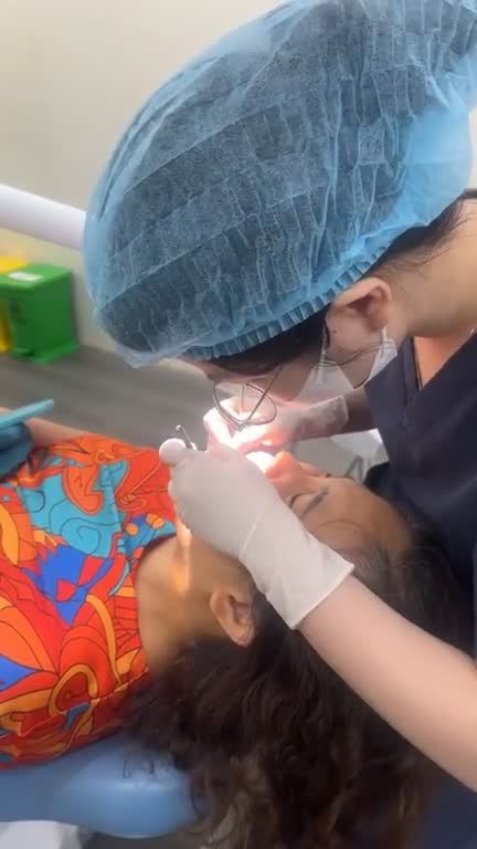 KH Việt Kiều qua tái khám ổn sau 5 năm cắm implant. Hôm nay qua làm răng sứ nhân dịp về Việt Nam