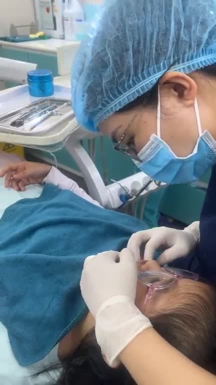 Bạn bé 9 tuổi chỉnh nha máng trong rất hợp tác