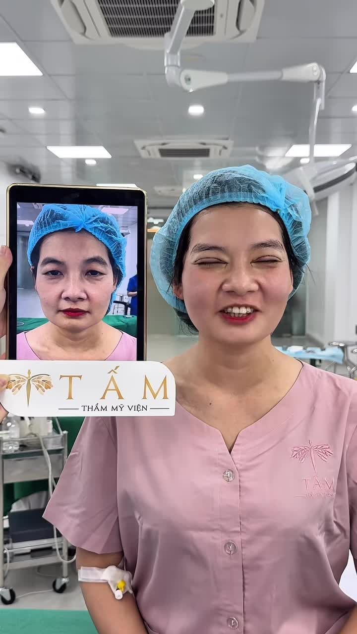 Tuổi tác có thể khiến da trùng, mí sụp nhưng không thể ngăn nhan sắc đẹp hơn