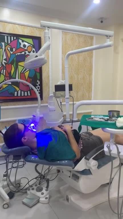 ca khách hàng nước ngoài Celina Geng sử dụng dịch vụ tẩy trắng răng tại cơ sở 29 Nguyễn Du