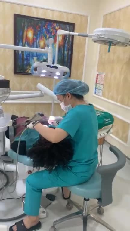 QUÁ TRÌNH TẨY TRẮNG RĂNG ÊM ÁI CHO VỊ KHÁCH NƯỚC NGOÀI
