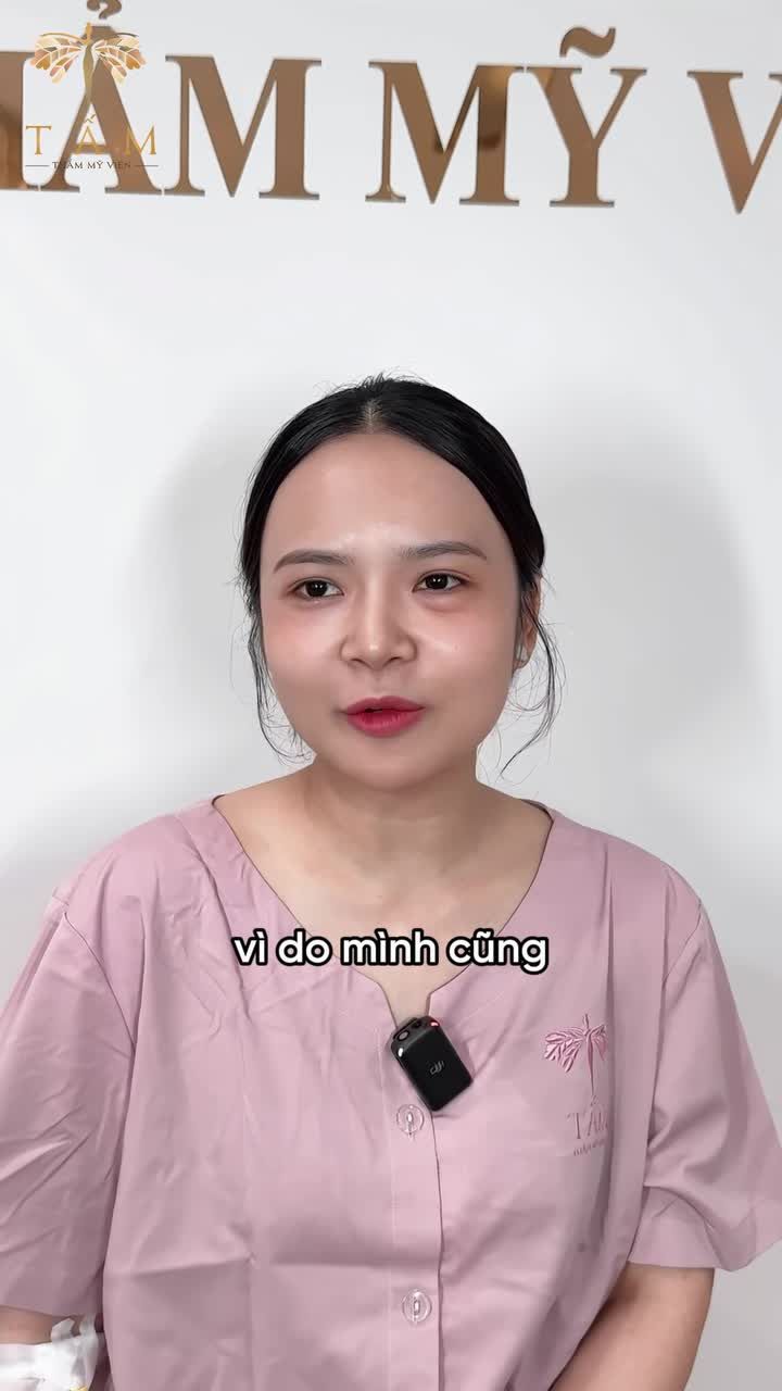 Làm thợ makeup, dù đã kích mí nhưng vẫn bị chê là mí quá nhỏ.