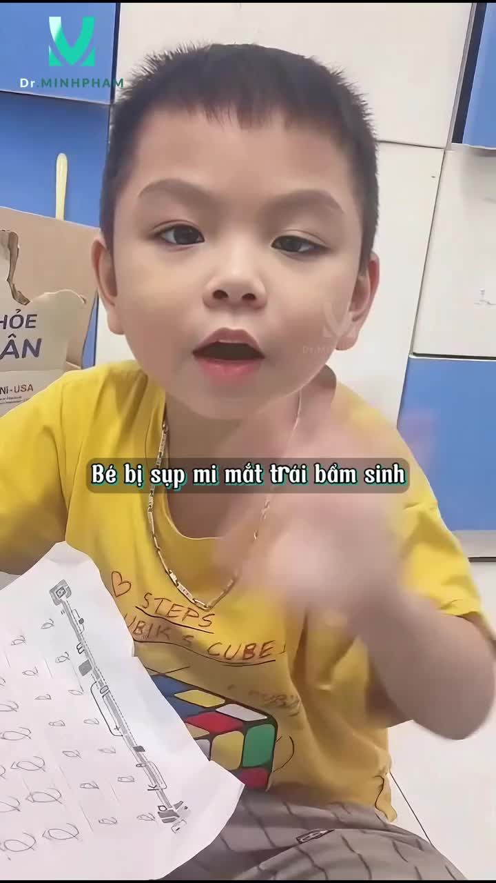 Từng bị sụp mí bẩm sinh khiến ánh nhìn không đều, nhưng giờ đây bé Gia Huy đã có đôi mắt sáng và tự nhiên nhờ phương pháp treo mi vạt cơ trán được thực hiện bởi Dr Minh Phạm