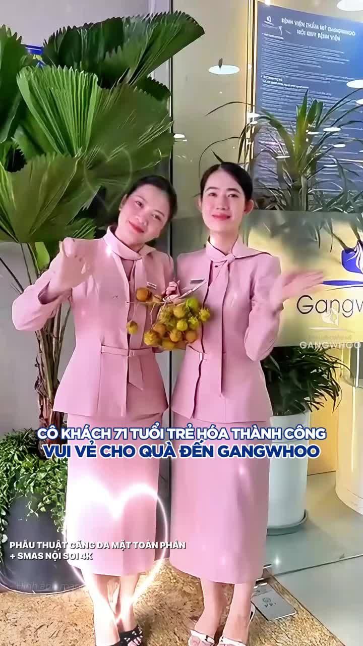 Cô khách 71 tuổi trẻ hóa thành công vui vẻ tặng quà cho Bệnh viện thẩm mỹ Gangwhoo