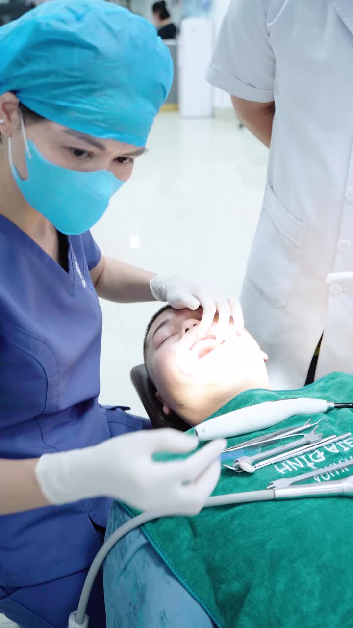 CẬN CẢNH GẮN MẮC CÀI NIỀNG RĂNG CHO BẠN NAM KHÁCH HÀNG