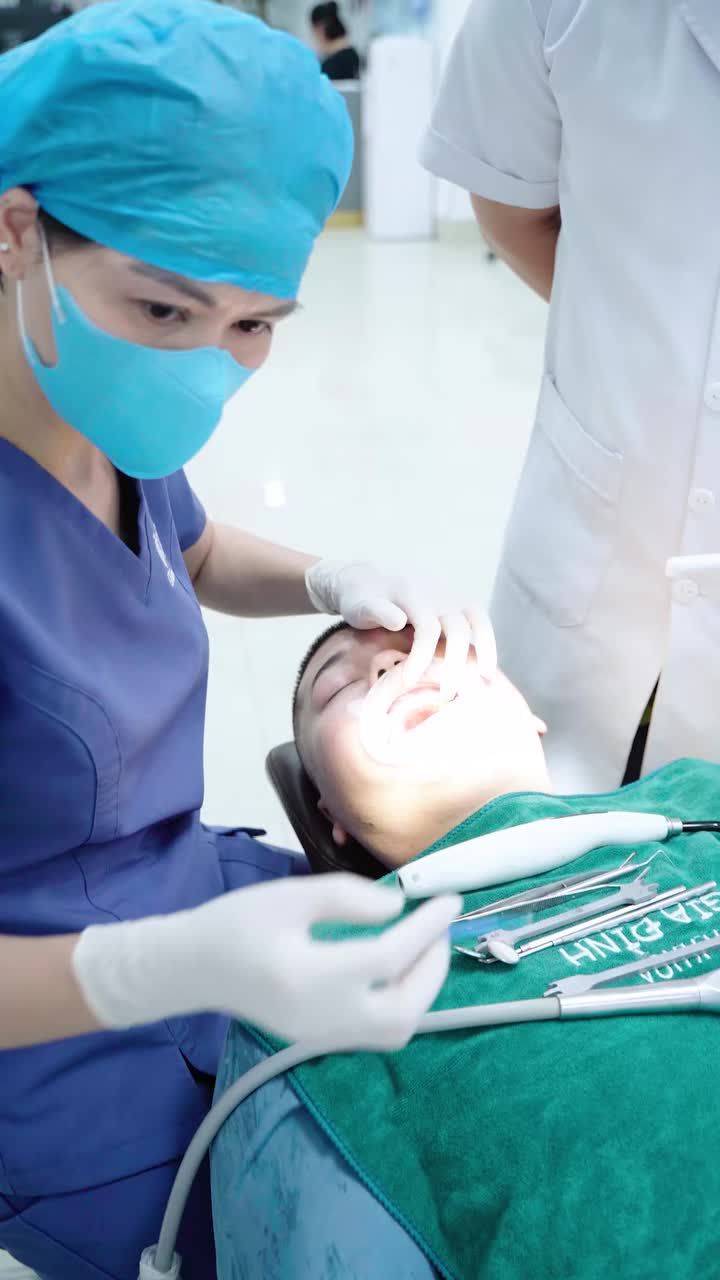 SAU HÀNH TRÌNH DÀI ĐIỀU TRỊ MẤT RĂNG, CÔ THỦY ĐÃ CÓ HÀM RĂNG NHƯ Ý