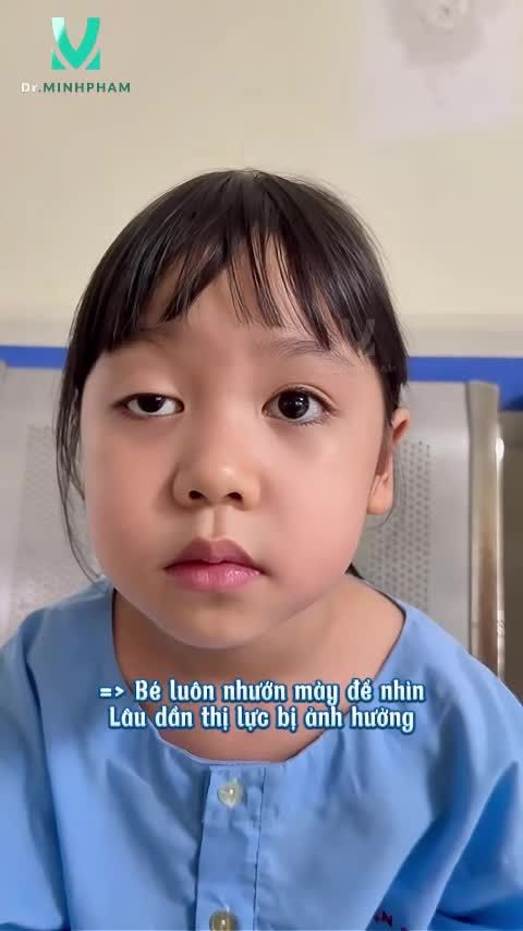 Từ đôi mắt sụp mi khiến con gặp nhiều khó khăn… Bé Uyên đã mạnh mẽ bước vào một hành trình đặc biệt