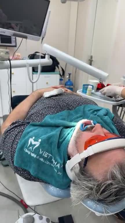 QUY TRÌNH TẨY TRẮNG RĂNG CHO KHÁCH NƯỚC NGOÀI