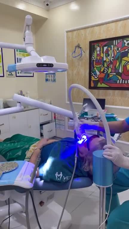 ca Tẩy trắng răng cho khách hàng nước ngoài SHANEANE TOTOREWA