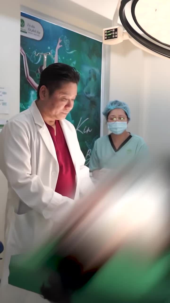Bs. Hùng tái khám cho KH thực hiện combo mũi + V1!