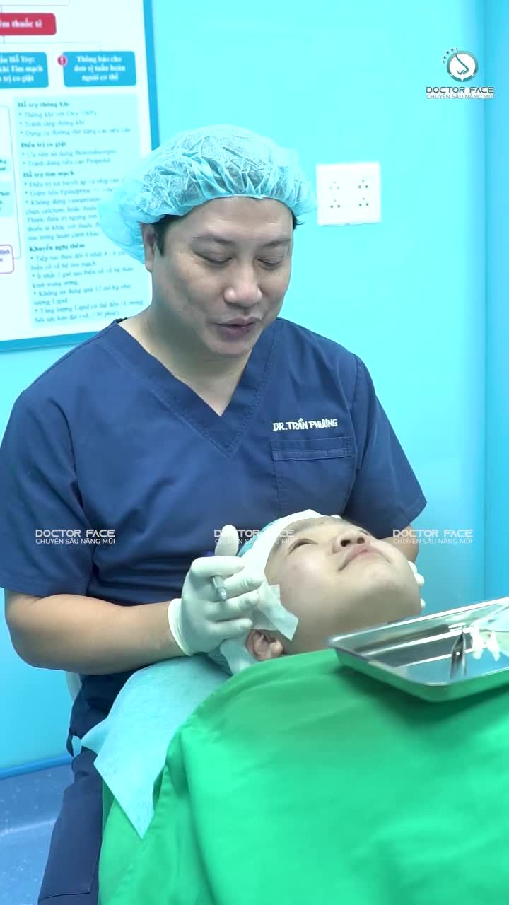 Da mũi mỏng và nhiều đặc điểm riêng trên gương mặt, bác sĩ sẽ lựa chọn phương án như thế nào để vừa phù hợp với nền mũi vừa đáp ứng mong muốn của bạn khách 2k8?