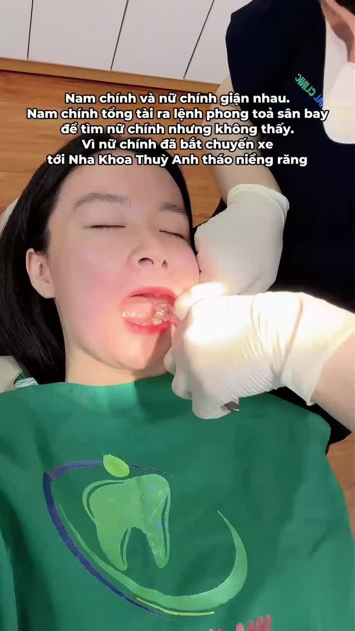 Nam chính tưởng rằng nữ chính đang giận. Nhưng thật ra nữ chính đã âm thầm bắt chuyến xe sớm nhất đến Nha khoa Thuỳ Anh để tháo niềng.