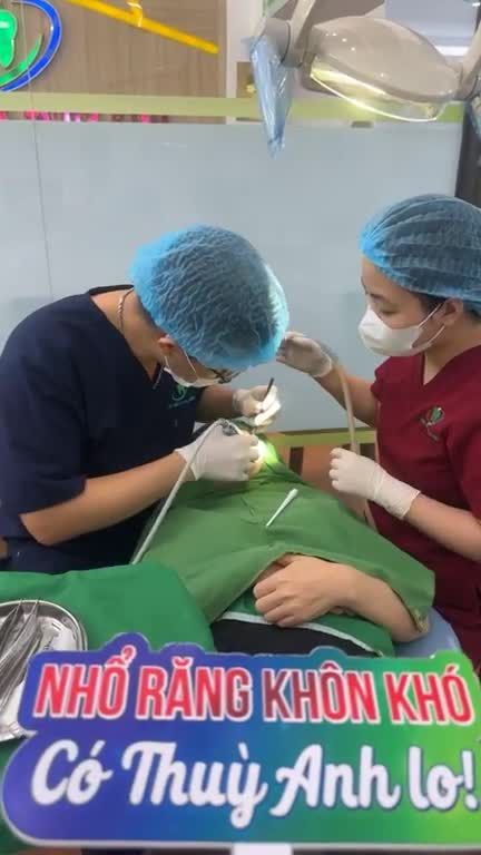 Ca nhổ răng khôn #28 mọc trồi, dắt thức ăn gây khó chịu cho khách hàng.