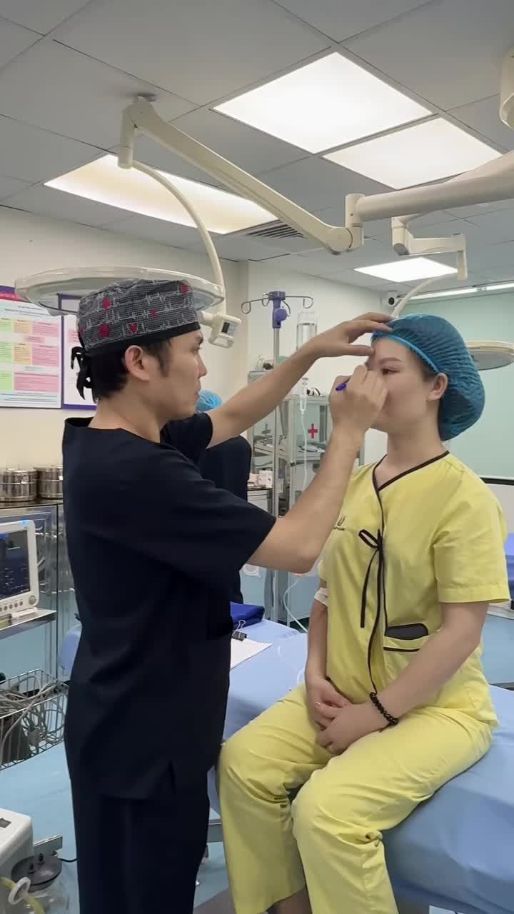 Đo vẽ dáng mũi cho cô gái xinh đẹp lai Ý, được người quen tin tưởng giới thiệu sau khi làm đẹp thành công tại Thẩm mỹ Vũ Quang.