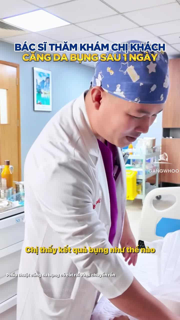 Bác sĩ thăm khám chị khách sau 1 ngày căng da bụng
