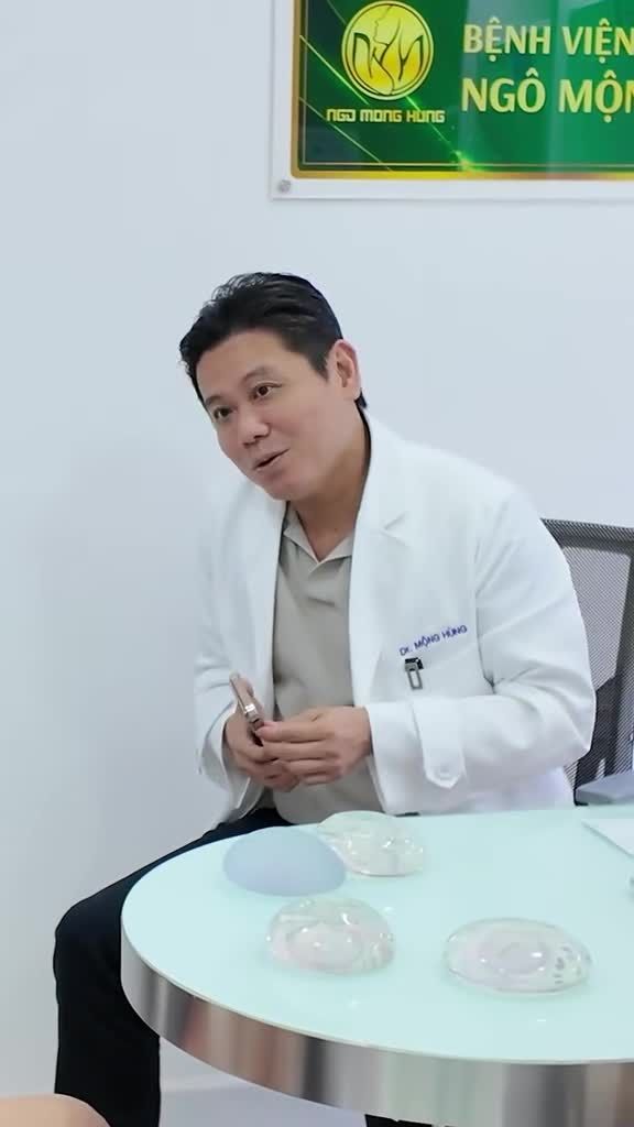 Kích thước size ngực của KH, Bs. Hùng chỉ định phải tuỳ vào nền ngực hiện tại!