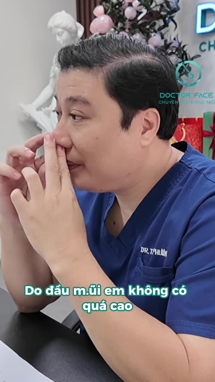Mũi tẹt nhưng lại thích dáng cao tây. Liệu đây có phải là lựa chọn an toàn? Cùng nghe bác sĩ Phương phân tích nhé.