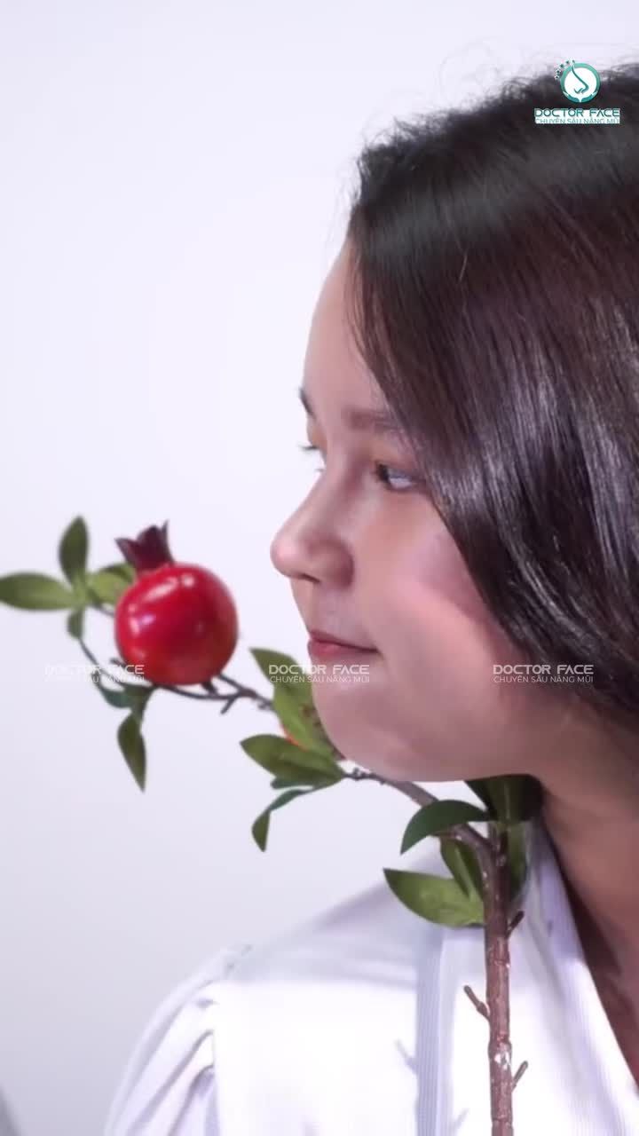 Má phúng phính, mũi xinh xinh nên nhìn đáng yêu quá.