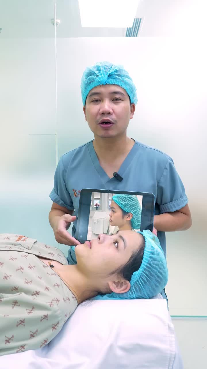 BÁC SĨ ĐÌNH QUANG HOÀN THIỆN CA NÂNG MŨI CHO BẠN KHÁCH TRẺ