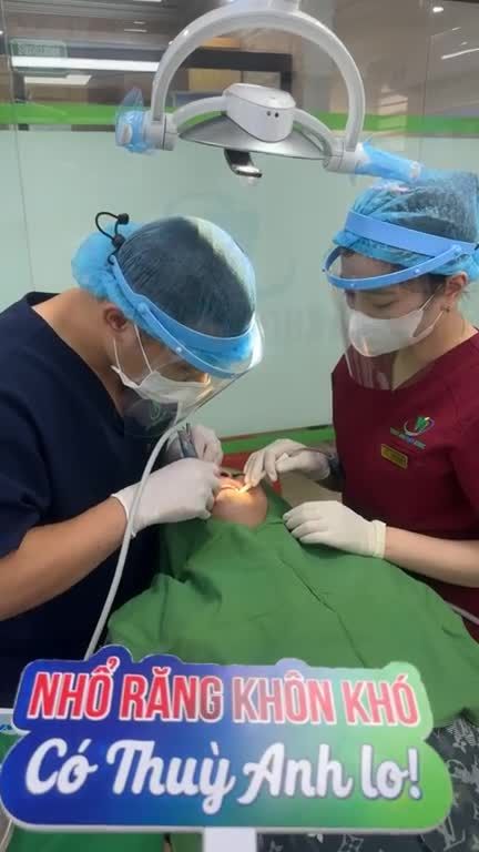 Cận cảnh ca nhổ răng khôn 18 hàm trên mọc lệch má; 48 hàm dưới mọc kẹt lợi trùm gây đau nhức cho khách hàng