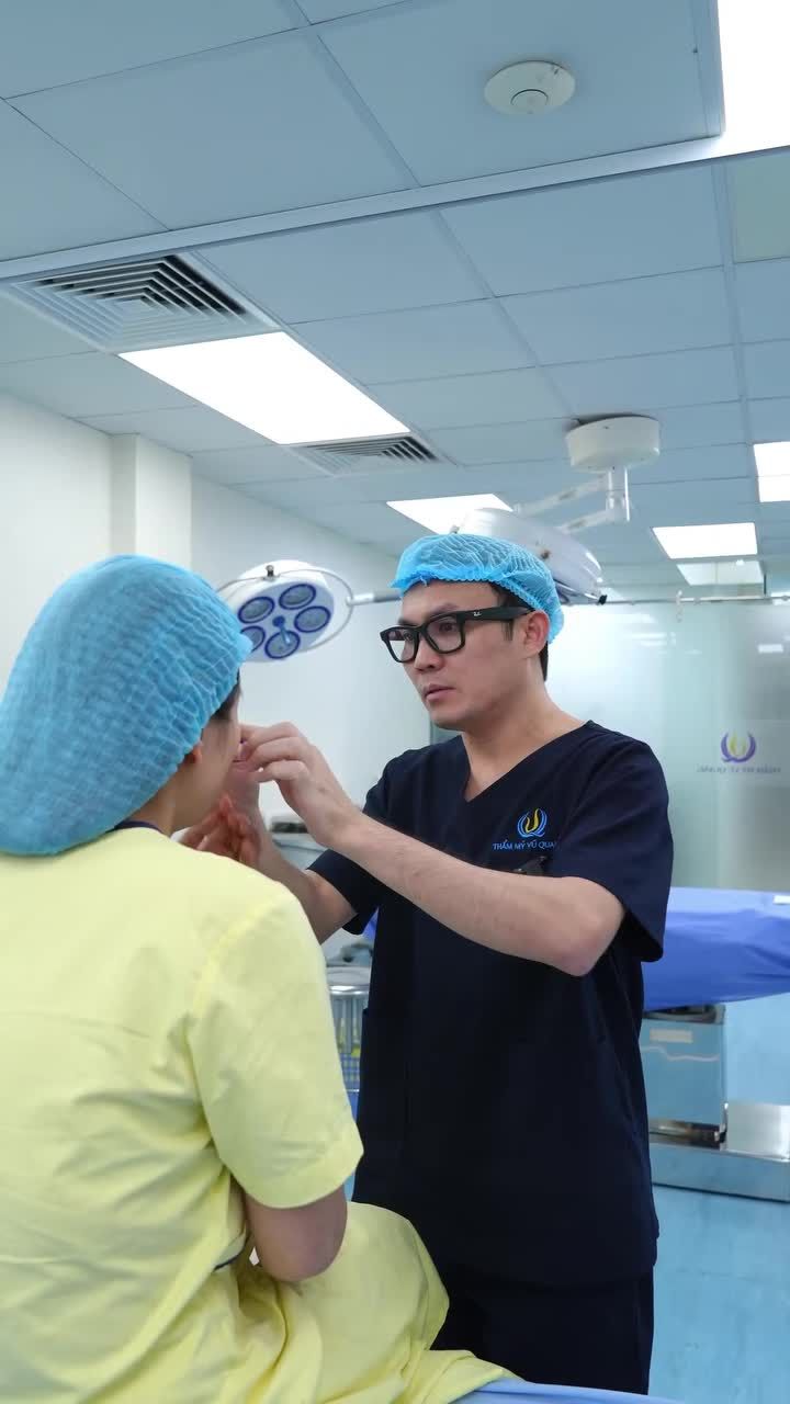 Mũi biến chứng sau 11 năm nâng ở cở sở không uy tín, bác sĩ sẽ xử lí tình trạng viêm cấp tính này như thế nào?